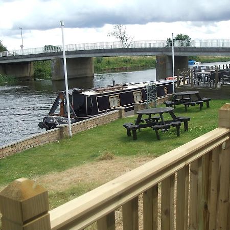 The Swan On The River Hotel Ели Екстериор снимка
