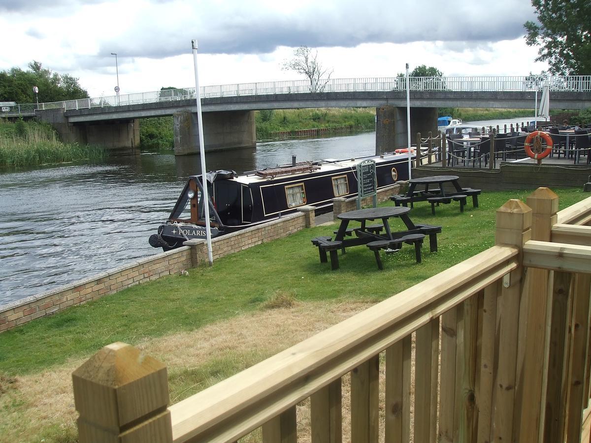 The Swan On The River Hotel Ели Екстериор снимка